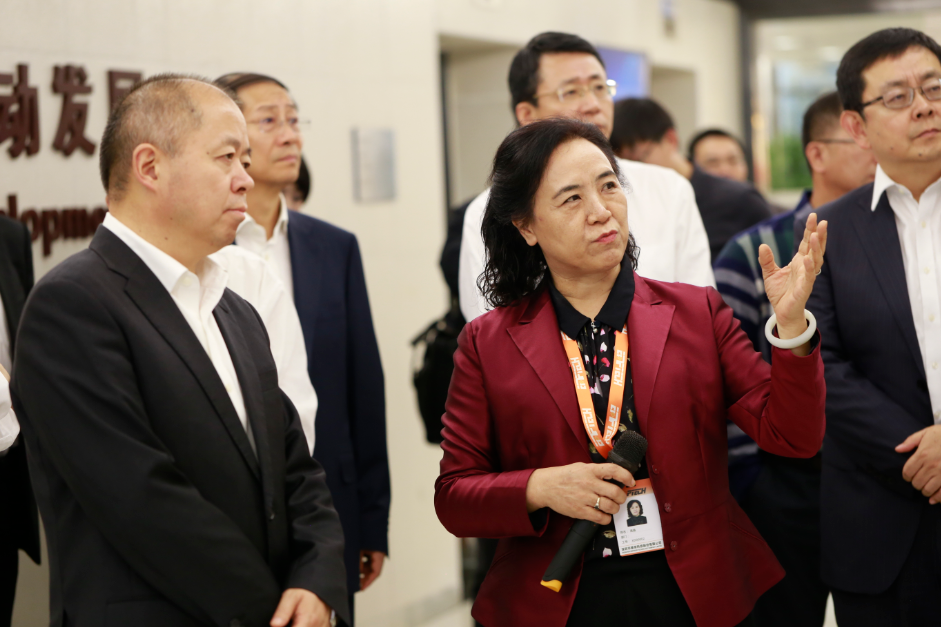 工信部副部长王江平一行莅临AG凯发K8国际调研指导工作